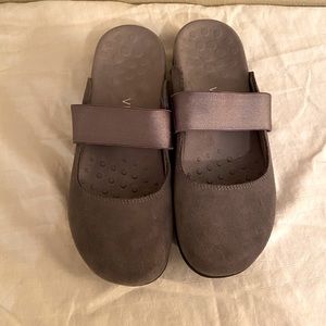 Vionic Laurel Suede Mule in Grey